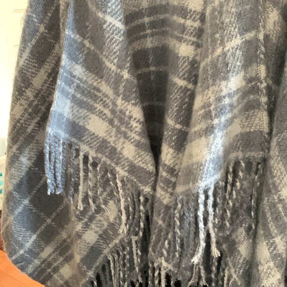 Ulla Popken NWOT stunning pale blue plaid hooded ruana . Fringed . Beautiful!! - Picture 4 of 12